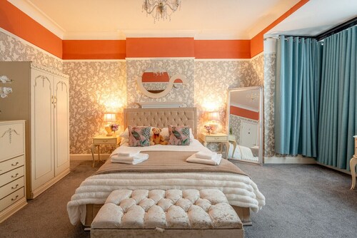 Southport Rabbit Retreat - Sleeps 15