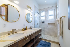 Sèche-cheveux, serviettes fournies