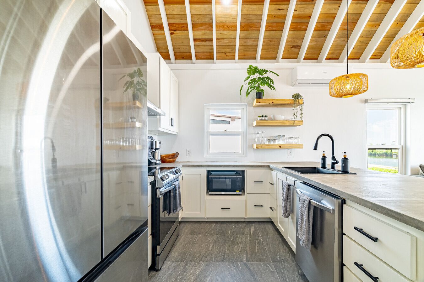 Refrigerador, microondas, horno y parrilla de estufa 