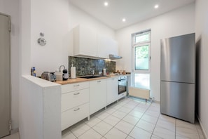 Kjøleskap, ovn, kokeplater og oppvaskmaskin