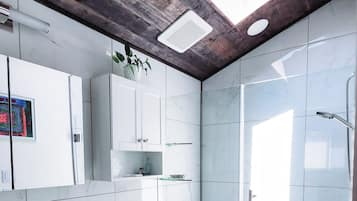 Douche, sèche-cheveux, serviettes fournies, savon