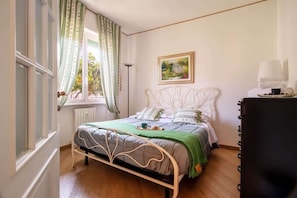 Tabla de planchar con plancha, wifi gratis y ropa de cama 