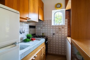 ثلاجة، ميكروويف، فرن، ماكينة لصنع القهوة/الشاي