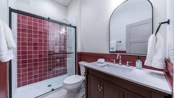 Douche, sèche-cheveux, serviettes fournies, savon