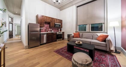 The Scarlet Suite - Luxury 2-bedroom Apartment in Downtown Sedalia