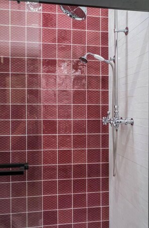 Shower, hair dryer, towels, soap - Scarlet Suite (Sedalia)