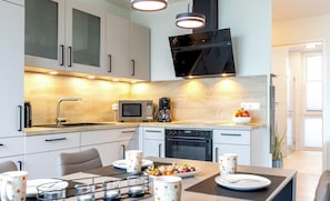 Réfrigérateur, four à micro-ondes, un four, surface de cuisson