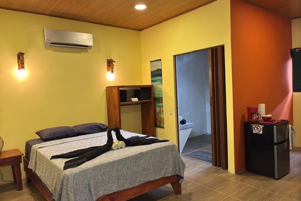 1 Queen bed (can sleep 3)
Note: 1 twin bed is also available upon request.