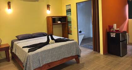 Cabin Willy's Fish Camp, Private sleeps 2 walk to shops, tours, beach & eateries