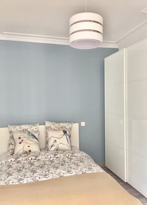 2 habitaciones, tabla de planchar con plancha, cuna de viaje y wifi 