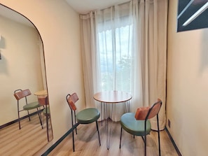 Quarto casal luxo, vista para a montanha | Roupas de cama antialérgicas, cofres nos quartos