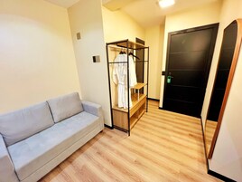 Quarto família, 1 cama Queen e sofá-cama, vista para a montanha | Área de estar | TV de tela plana 65 polegadas com canais digitais, impressoras