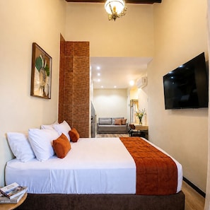 Family Room, 1 Queen Bed with Sofa bed, Mountain View | Hypo-allergenic bedding, in-room safe, individually decorated