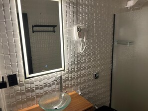 Suite familiar, varias camas, vistas a la montaña | Baño | Ducha, artículos de higiene personal de diseño y secador de pelo