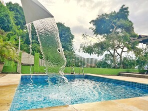 Een buitenzwembad, gratis zwembadcabana's en parasols bij het zwembad