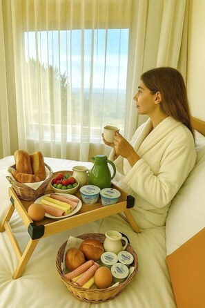 Deluxe tweepersoonskamer, uitzicht op bergen | Hypoallergeen beddengoed, een kluis op de kamer, individueel gedecoreerd