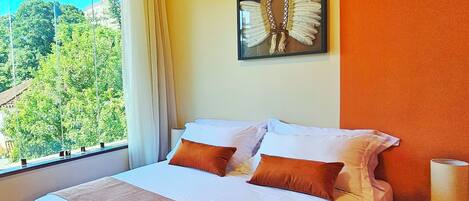 Deluxe-Doppelzimmer, Bergblick | Allergikerbettwaren, Zimmersafe, individuell dekoriert