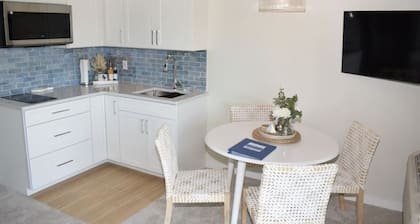 Island Creek Retreat Cozy Efficiency Suite w/ Shared Pool, Crabbing Pier & Wi-Fi