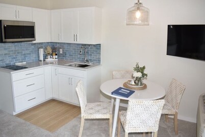 Island Creek Retreat Cozy Efficiency Suite w/ Shared Pool, Crabbing Pier & Wi-Fi