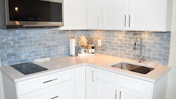 Réfrigérateur, micro-ondes, plaque de cuisson, cafetiÚre/bouilloire