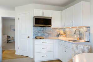 Coffee/tea maker, fridge, microwave, oven