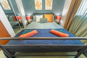 Escritorio, tabla de planchar con plancha, wifi gratis y ropa de cama