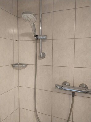 Dusche, Haartrockner, Handtücher, Seife