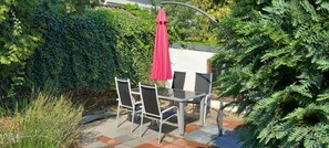 Outdoor dining - 2-bedroom home  with WiFi, with private parking, garden and barbeque area. (Eschweiler)