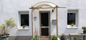 Exterior detail - 2-bedroom home  with WiFi, with private parking, garden and barbeque area. (Eschweiler)