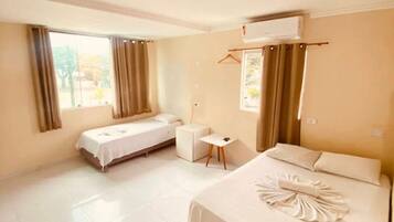 Chambre Quadruple Familiale, vue piscine | Wi-Fi gratuit
