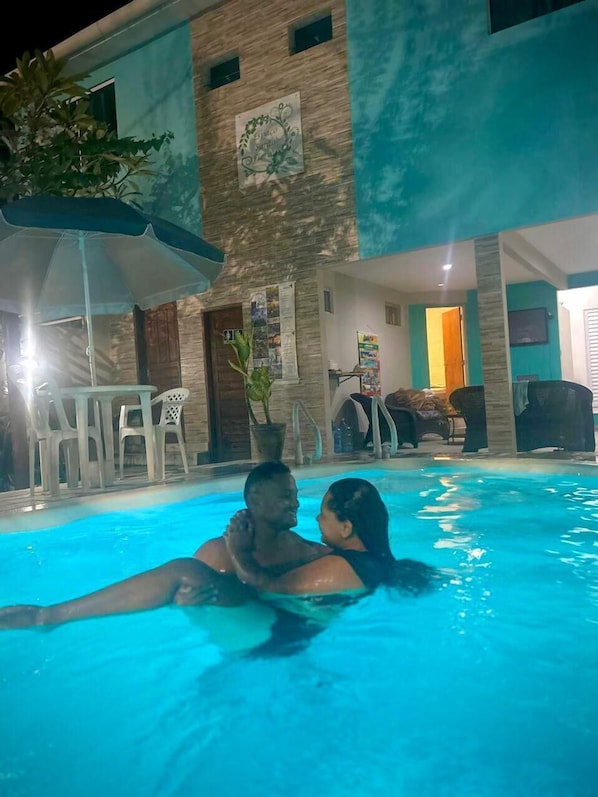 Una piscina cubierta