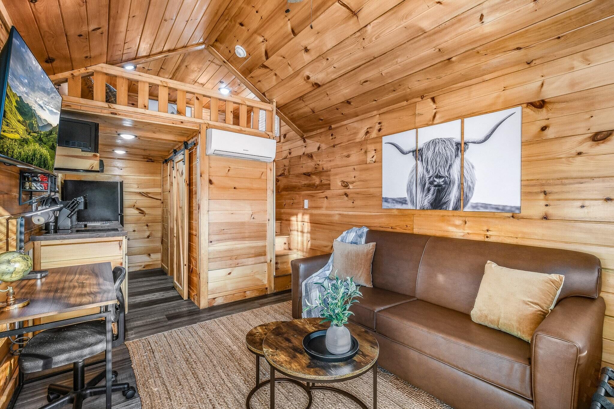 Cabaña Confort, vista a la montaña | Área de sala de estar | Smart TV de 32 pulgadas con canales digitales, chimenea y libros 