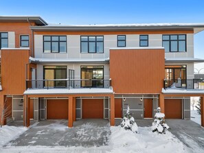 House | 3 bedrooms, Internet - The Belmont Luxury NEW Home Free Indoorparking (Calgary)