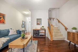 2 bedrooms, Internet - The Prosecco Dtcalgary Yycairport 15min (Calgary)