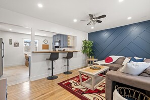 House | 3 bedrooms, Internet - The Owl Petsok 3 Queenbd Firepit 3smarttvs (Calgary)