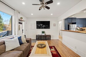 House | 3 bedrooms, Internet - The Owl Petsok 3 Queenbd Firepit 3smarttvs (Calgary)