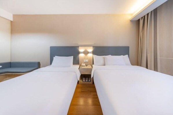 A hotel room with two beds, a bedside table, a lamp, and a blue chair. - Meiwu Hotel (Lanzhou Dngfanghong Square Railway Bureau Store) (Lanzhou)