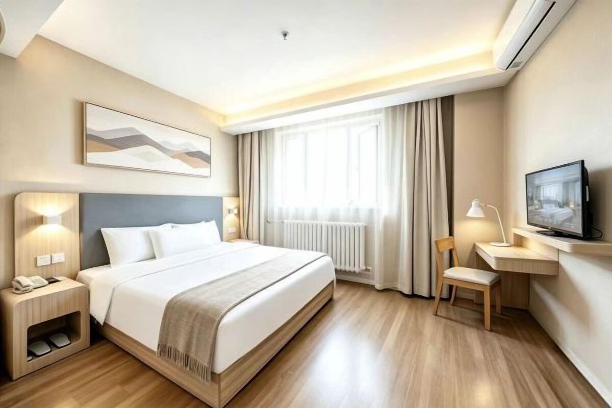 Exceptional City-view Double Bed Room (Comfort Sleep + Courtyard Bright Window)