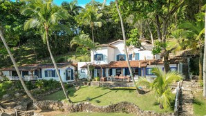A large house with multiple rooms, a swimming pool, and lush greenery. - Blow Show Casa I  (Ilhabela)