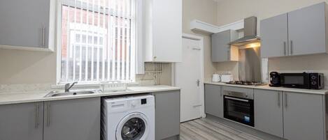 Kühlschrank, Mikrowelle, Ofen, Wasserkocher mit Kaffee-/Teezubehör