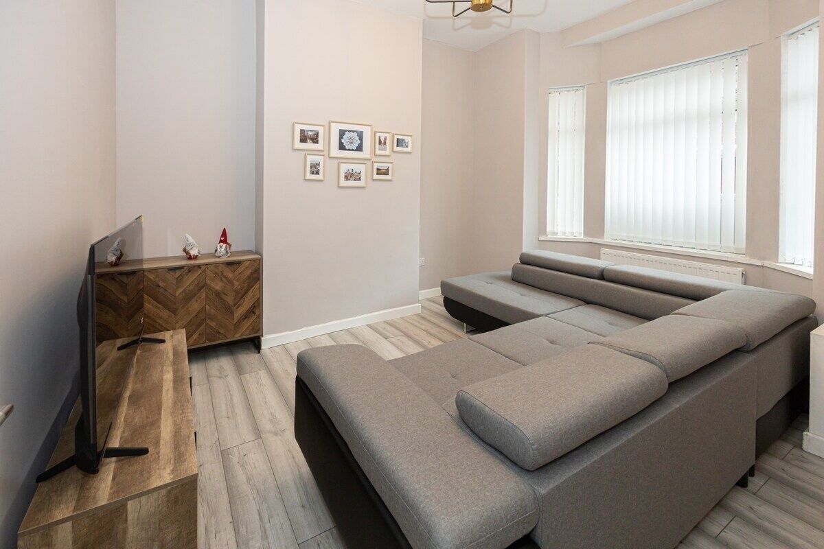Stylish 3 Bed Levenshulme Home  Sleeps 7 - Stockport