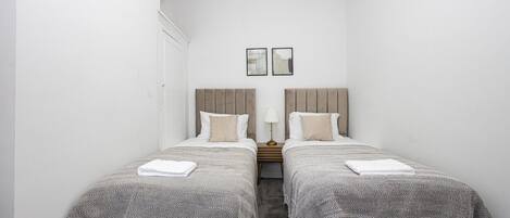 3 bedrooms, iron/ironing board, internet, bed sheets