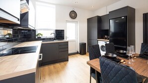 Microwave, stovetop, cookware/dishes/utensils, spices - Midnight Manor High Speed Wi-Fi (Greater Manchester)
