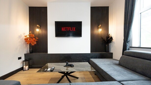 TV - Midnight Manor High Speed Wi-Fi (Greater Manchester)