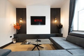 TV - Midnight Manor High Speed Wi-Fi (Greater Manchester)
