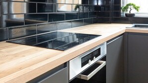 Microwave, stovetop, cookware/dishes/utensils, spices - Midnight Manor High Speed Wi-Fi (Greater Manchester)