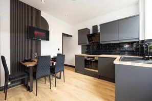 Microwave, stovetop, cookware/dishes/utensils, spices - Midnight Manor High Speed Wi-Fi (Greater Manchester)