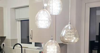 Entire luxurious 3 bedroom house in Wigan,Greater Manchester with free parking.