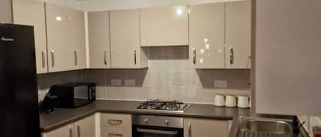 Microondas, horno, placa de cocina