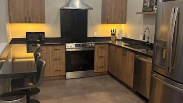 Geladeira, micro-ondas, fogão, cooktop